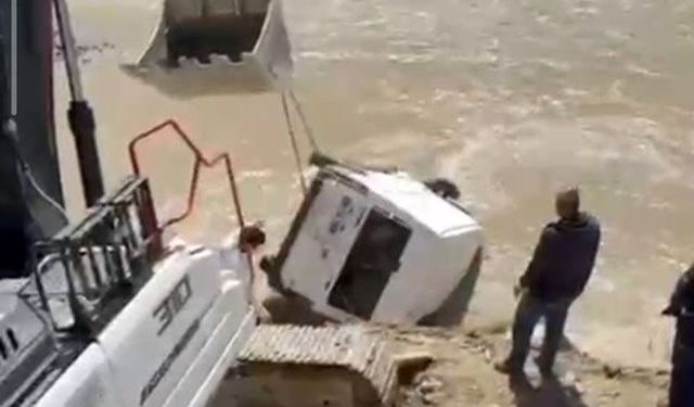 Zap Suyu’na Uçan Minibüs Sürücüsü Geceyi Araç Üzerinde Geçirdi