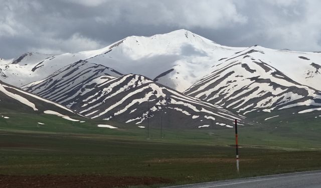 Van’da “Zebra Dağlar” Doğal Manzarası Görsel Şölen Sunuyor