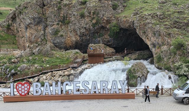 Bahçesaray'da mağaradan çıkan doğal su kaynağı ilgi odağı oldu