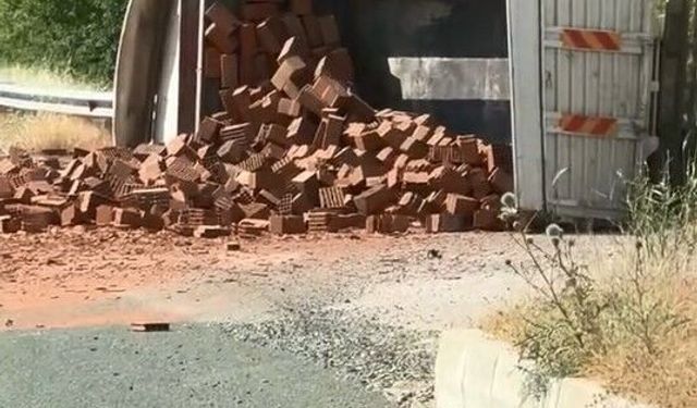 Elazığ’da Tuğla Yüklü Kamyon Devrildi: Sürücü Yaralandı