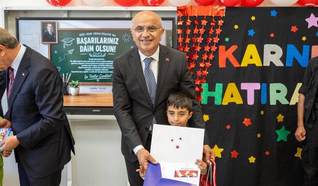 Başkan Sami Er öğrencilerin karne sevincine ortak oldu