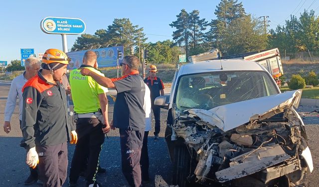 Elazığ’da kamyon ile hafif ticari araç çarpıştı: 1 yaralı