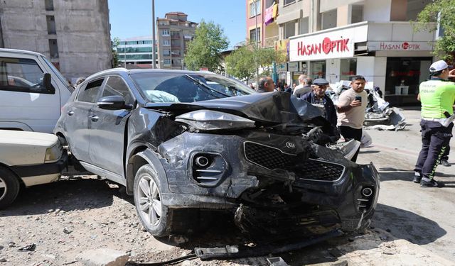 Freni patlayan kamyon caddeyi savaş alanına çevirdi: 10 araç zarar gördü, 5 yaralı