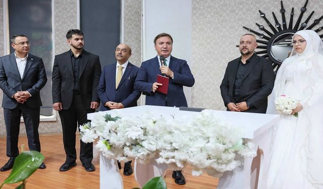 Vali Aydoğdu, genç çiftin nikah şahitliğini yaptı
