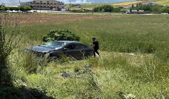 Elazığ'da otomobil tarlaya uçtu: 3 yaralı