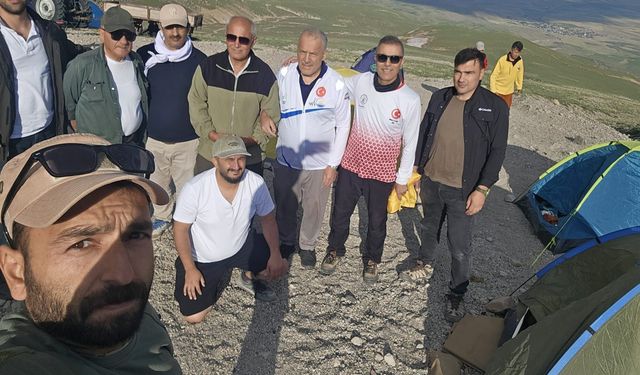 Vangölü aktivistlerinden Süphan Dağı zirvesinde çevre farkındalığı