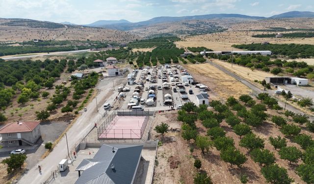 Malatya'da kayısı hasadı sürerken işçilere modern konaklama