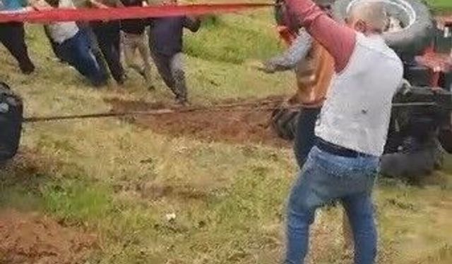 Sarıkamış'ta devrilen traktörü köylüler imeceyle kurtardı