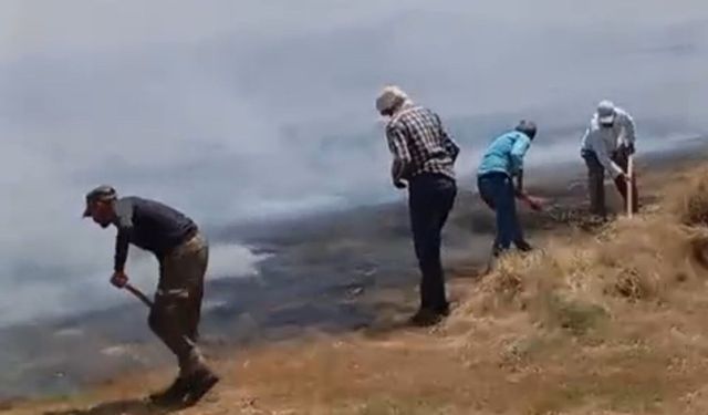 Yüksekova'da tarım arazisindeki yangında bin balya ot yandı