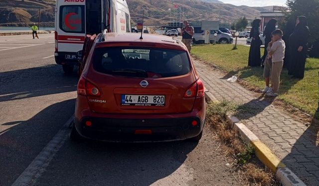 Elazığ'da iki araç çarpıştı: 7 kişi yaralandı