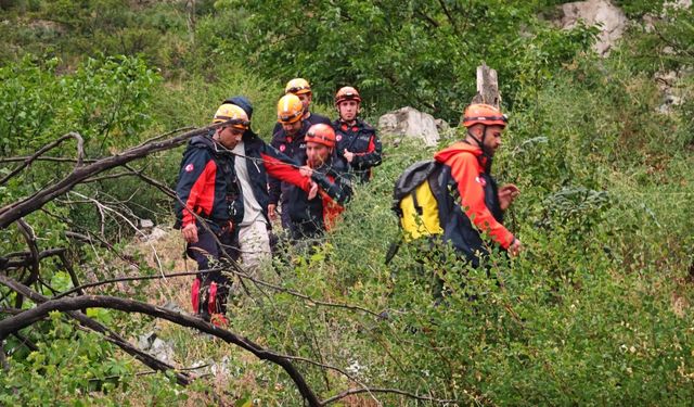 Kayalık alanda mahsur kalan genç kurtarıldı