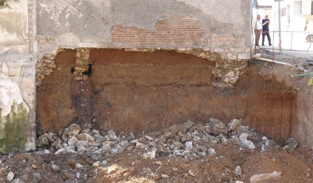 Temelindeki göçük sonrası apartman mühürlendi
