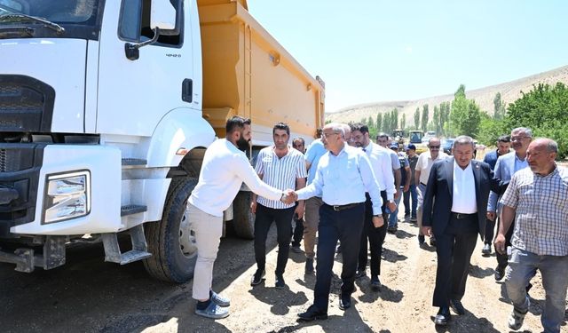 Büyükşehir, 55 mahalleyi birbirine bağlayan yolda standardı yükseltiyor