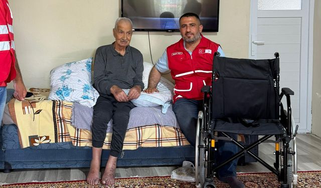 Muradiye Kızılayı'ndan engelli vatandaşlara tekerlekli sandalye desteği