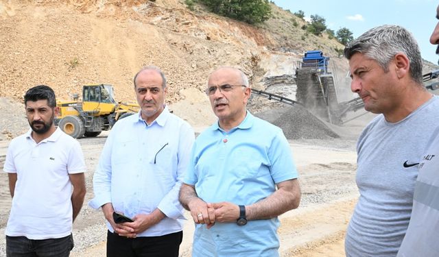 Malatya'da mobil konkasörlerle yol yapımına yerinde üretim desteği