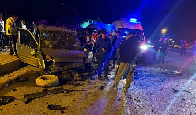 Yüksekova'da peş peşe trafik kazaları: 8 yaralı