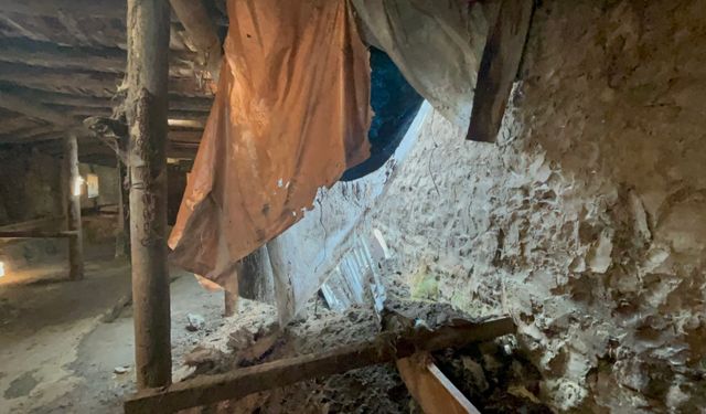Kars'ta sağanak yağış ahırı çökertti