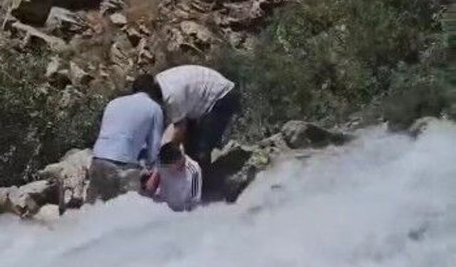 Kanispi Şelalesi'nde akıntıya kapılan çocuk vatandaşların müdahalesiyle kurtarıldı