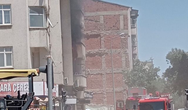 Elazığ'da apartman dairesinde çıkan yangın kontrol altına alındı