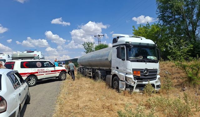 Tır ve otomobil çarpıştı: 2 yaralı