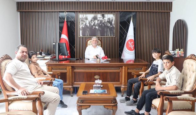 Suyun parasını kameraya gösteren çocuklar müftülükte ağırlandı