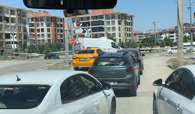 Hemzemin geçitte araçların tehlikeli geçişleri kameraya yansıdı