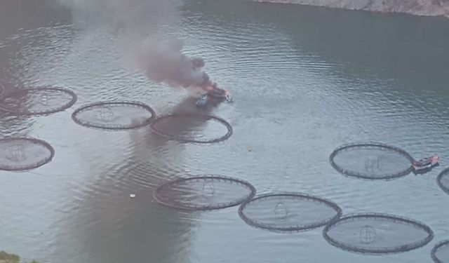 Fırat Nehri'nde tekne alev alev yandı