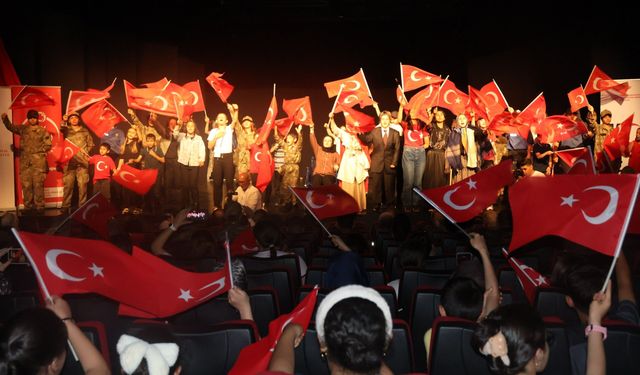 Erzurum’da çocuklar "15 Temmuz Destanı"nı sahneye taşıdı