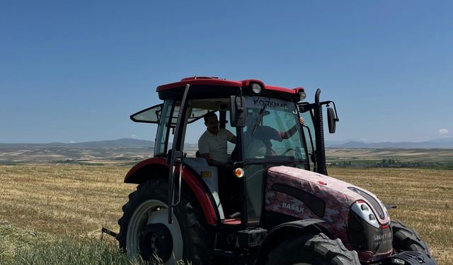 Akyaka Kaymakamı İsmail Demirtaş çiftçilerle hasat yaptı