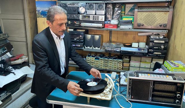 80'ler Sokağı'nın zamana direnen son ustası: Yarım asırdır geçmişin sesini onarıyor