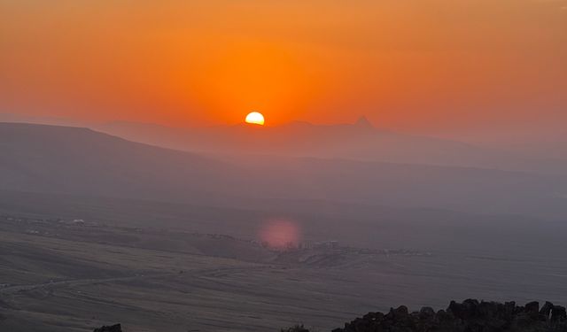 Doğu'nun K2'si gün batımında kızıl renklere büründü
