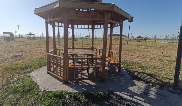 Van Sahil Yolu Parkı'ndaki tahribat tepkilere neden oldu
