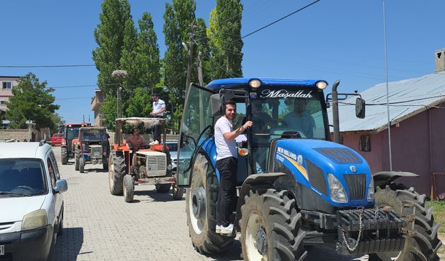 Van'da traktörlü düğün ilgi odağı oldu