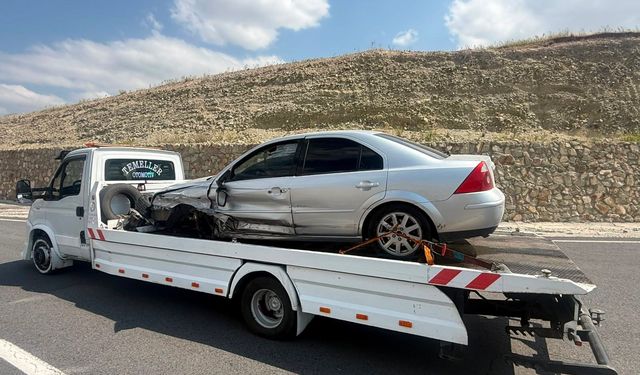 Sarıkamış'ta otomobil refüje çarptı: Sürücü yaralandı