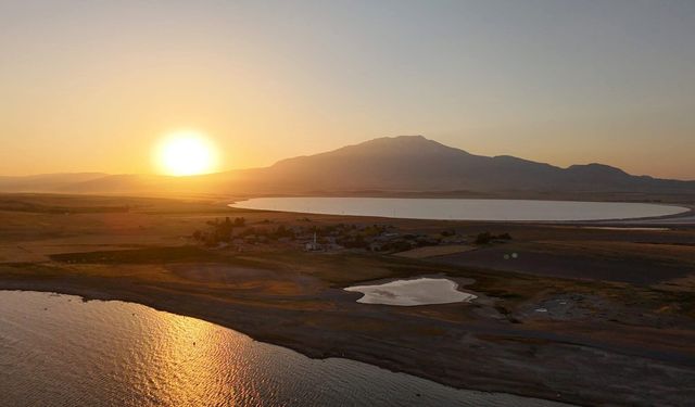 Van Gölü'nde gün batımı: Esenkıyı, Arin Gölü ve Süphan Dağı aynı karede