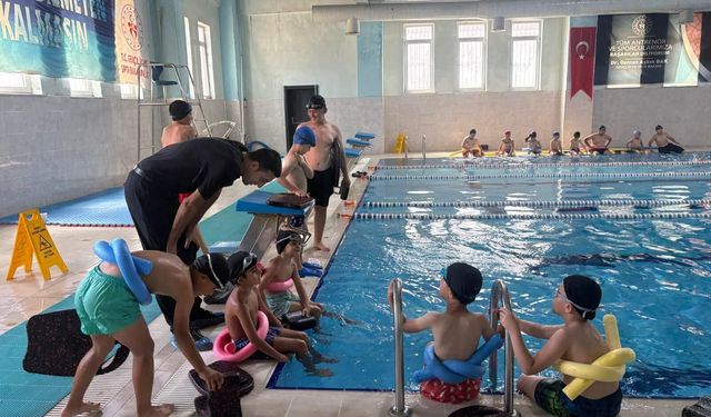 Patnos’ta "Yüzme Bilmeyen Kalmasın" Projesiyle çocuklar yüzme öğreniyor