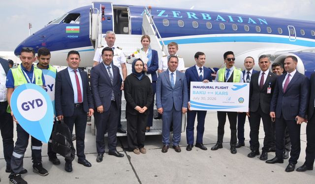 Bakü'den havalanan ilk yolcu uçağı, Kars Harakani Havalimanı'nda törenle karşılandı