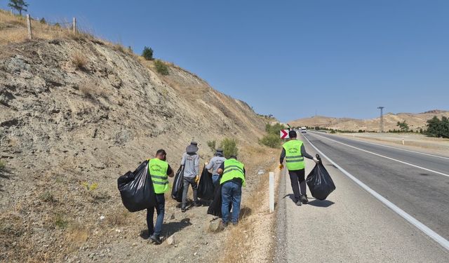 Elazığ’da 4 ton çöp toplandı
