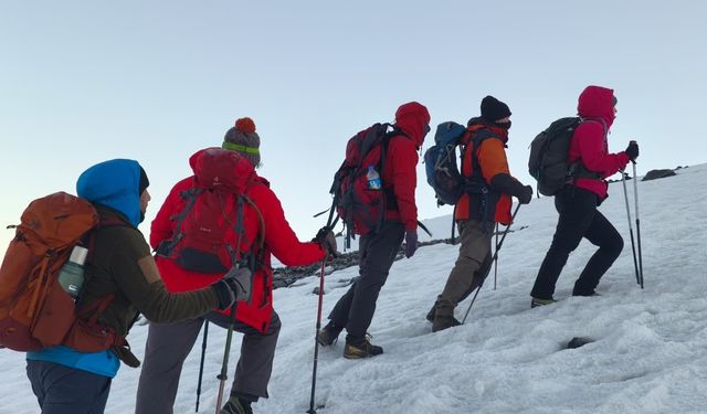 Dağcılar Ağrı Dağı'nın beyaz zirvesine ulaştı