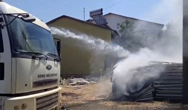 Bingöl'de istiflenen plastik pencereler alev aldı