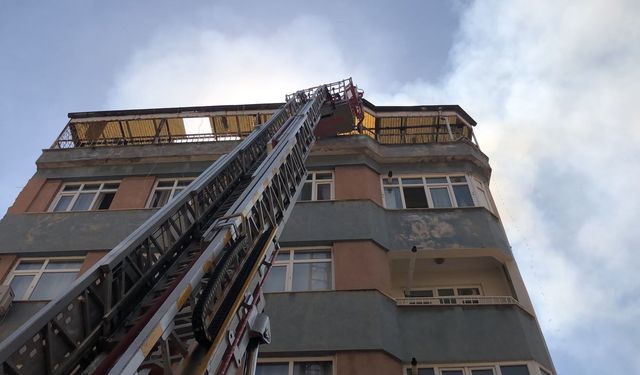 Elazığ'da 5 katlı binanın çatısında yangın