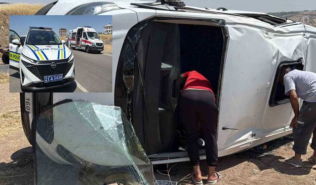 Diyarbakır'da öğrenci servisi ile otomobilin çarpıştığı kazada 19 kişi yaralandı