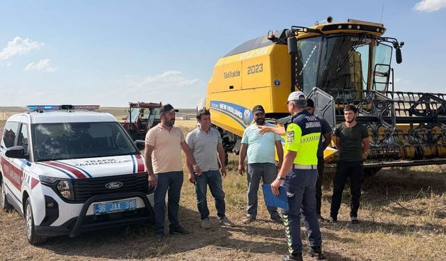 Kars’ta biçerdöver ve traktör sürücülerine kapsamlı trafik eğitimi verildi