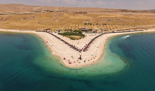 Van Gölü'ndeki Çakıl Adası serin suyu ve doğal güzellikleriyle ziyaretçilerini ağırlıyor