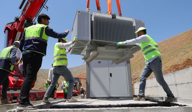 Hakkari'nin güneşini değerlendirmek için 10 megavat kapasiteli GES kurulumuna başlandı