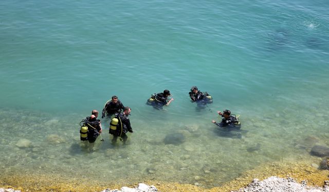 Bitlis'te emniyet ve jandarma personeline Van Gölü'nde dalış eğitimi veriliyor