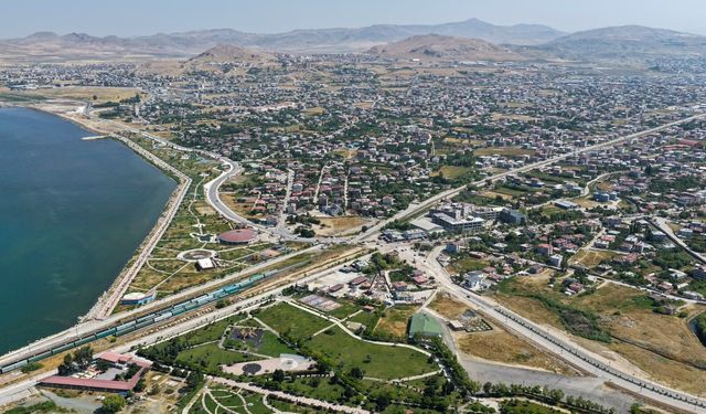 Van Büyükşehir Belediyesi sahil yolu çalışmalarını sürdürüyor