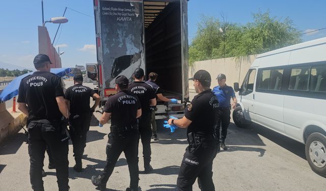 Erzincan'da tır dorsesinde 11 düzensiz göçmen yakalandı