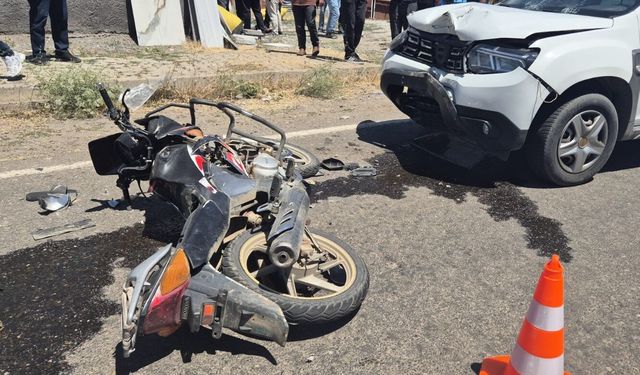 Bingöl'de otomobil ile motosikletin çarpıştığı kazada 3 kişi yaralandı