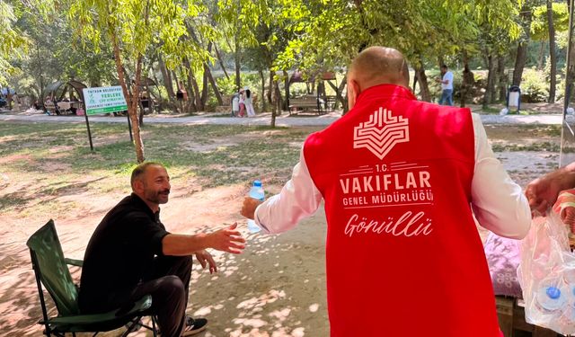 Bitlis'te vakıf geleneği kapsamında vatandaşlara soğuk su ikram edildi